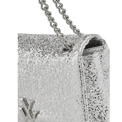 Détail effet écailles métallisé argenté du sac Vanessa Wu IDOL MA2857