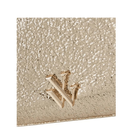 Détail logo Vanessa Wu et finition métallisée dorée du sac IDOL MA2857
