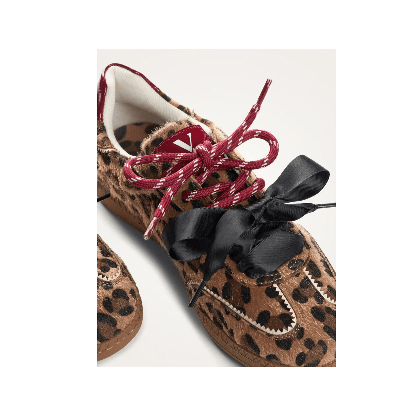 Détail des lacets rouge et blanc et ruban noir des baskets LÉO Sasa x Vanessa Wu - Nevada Maroquinerie