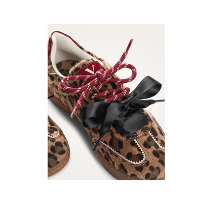 Détail des lacets rouge et blanc et ruban noir des baskets LÉO Sasa x Vanessa Wu - Nevada Maroquinerie