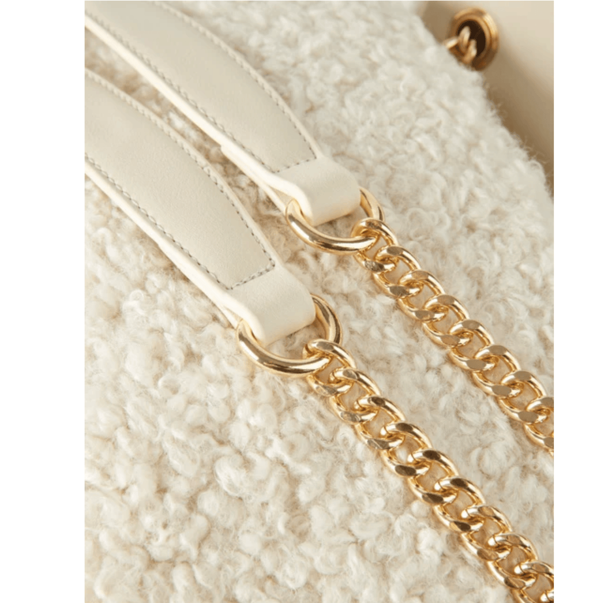 Détail faux shearling ivoire et chaîne dorée du sac Vanessa Wu Ophra MA0116IV