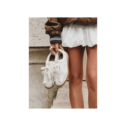Baskets femme PERLA Sasa x Vanessa Wu portées avec lacets dentelle et perles décoratives - Nevada Maroquinerie