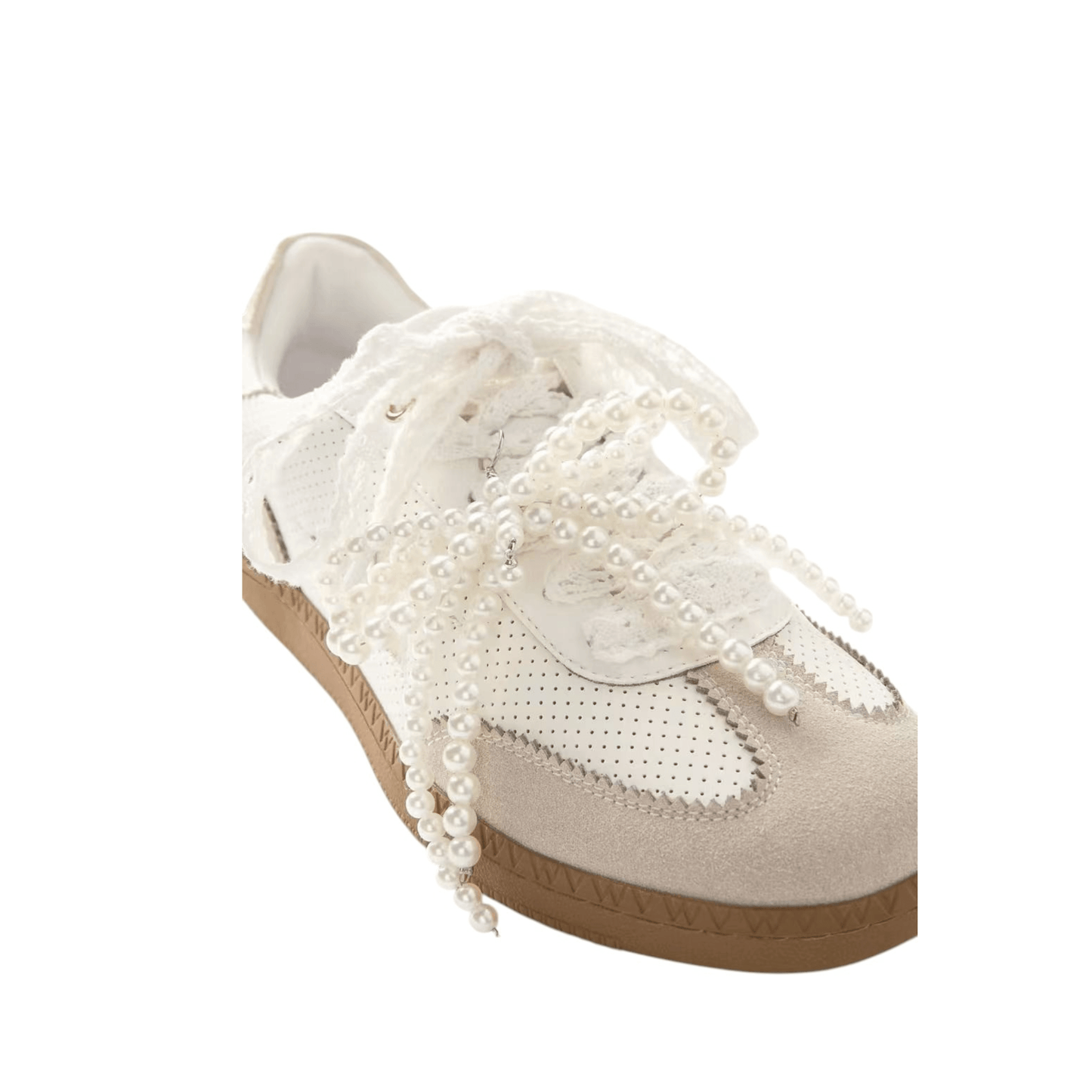 Détail des lacets dentelle et perles fantaisie des baskets PERLA Sasa x Vanessa Wu - Nevada Maroquinerie